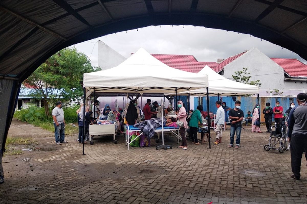 BPBD Mamuju dirikan tenda darurat di RS Mitra Manakarra usai gempa 5,9