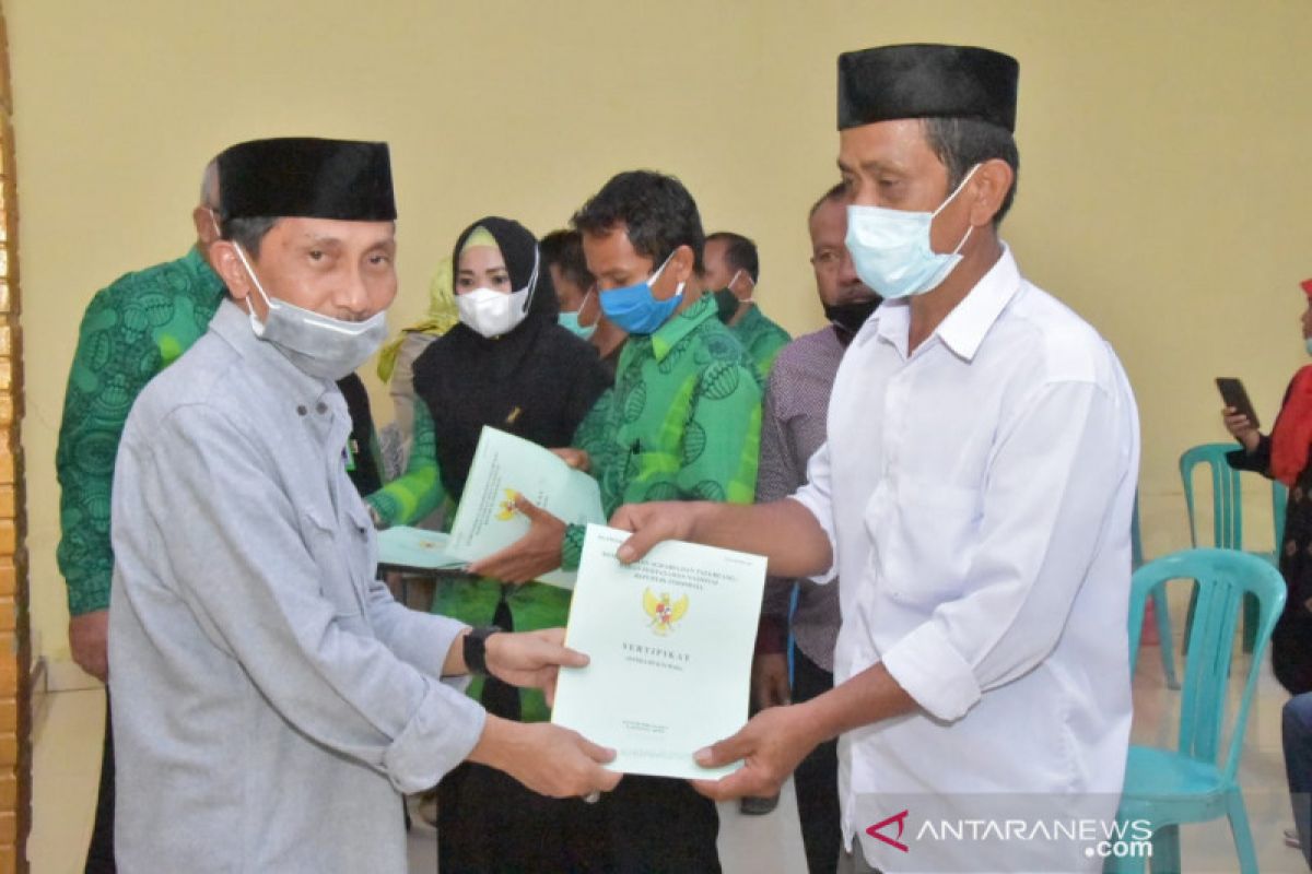 Pemkab Gorontalo serahkan sertifikat lahan ke warga transmigran