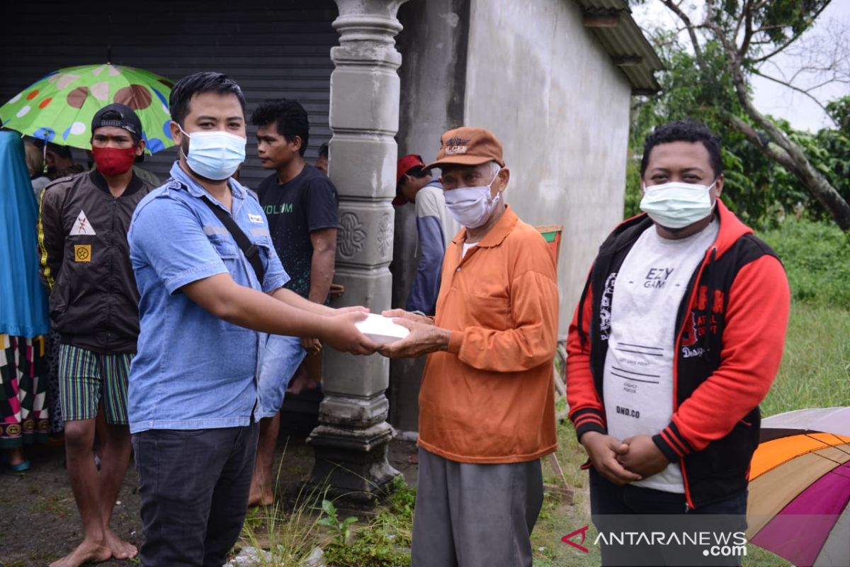 PT Timah Salurkan Bantuan Pangan Siap Saji untuk Korban Banjir di Kelurahan Sungailiat