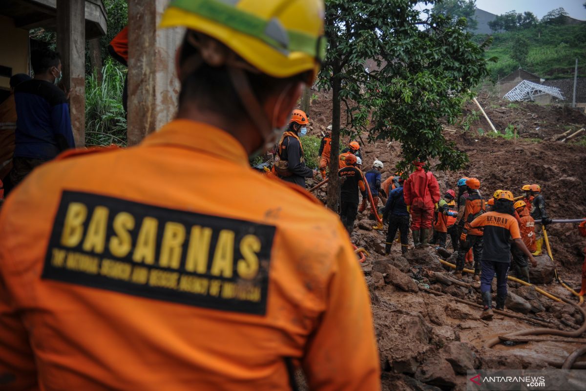 Komisi VIII DPR tinjau penanganan korban bencana longsor di Sumedang