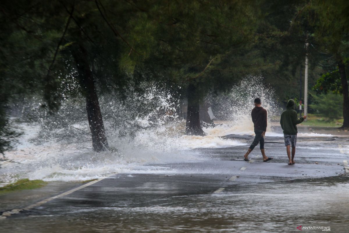 Banjir pesisir Manado disebabkan gelombang tinggi dan pasang air laut