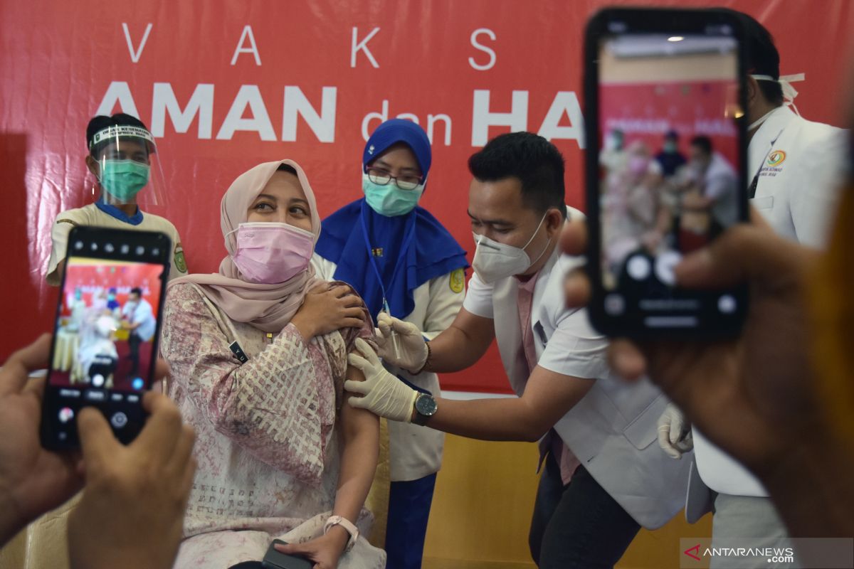 Puluhan Nakes Pekanbaru gagal vaksinasi COVID-19 di hari pertama, begini penjelasannya