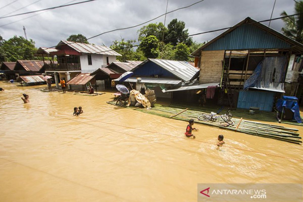 Banjir mencapai 2 meter, sejumlah warga Barabai membutuhkan pertolongan