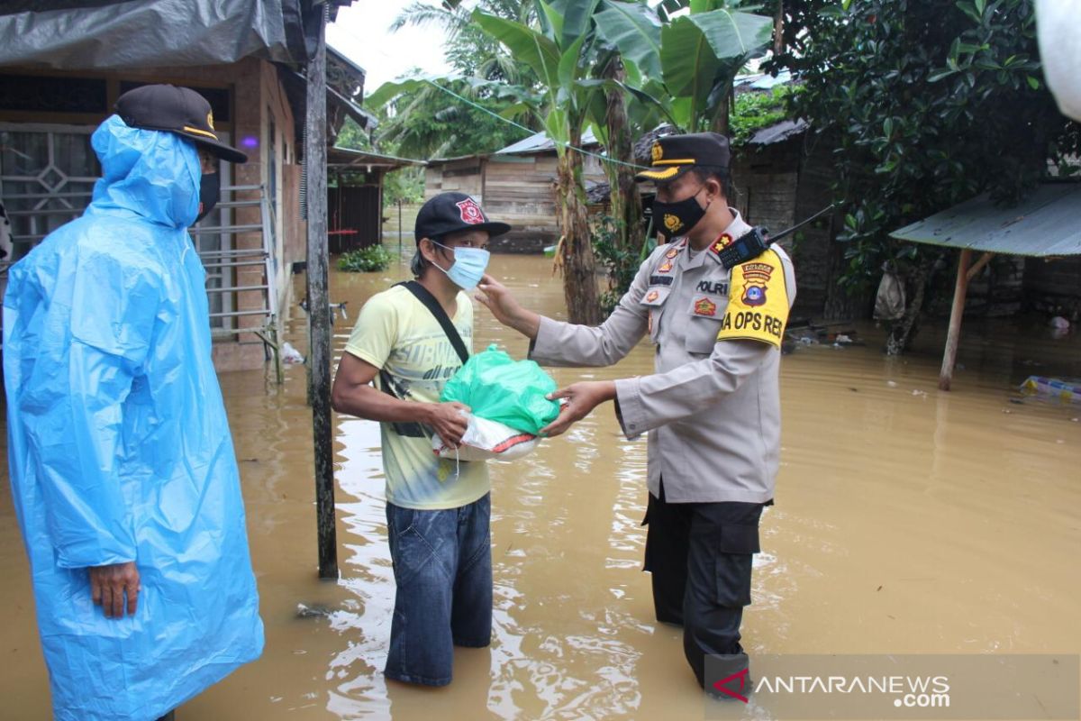 Polres Balangan salurkan bantuan kepada warga terdampak banjir