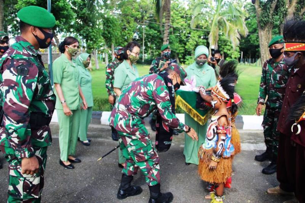 Pangdam XVII/Cenderawasih kunjungi Denzipur 12/OHH