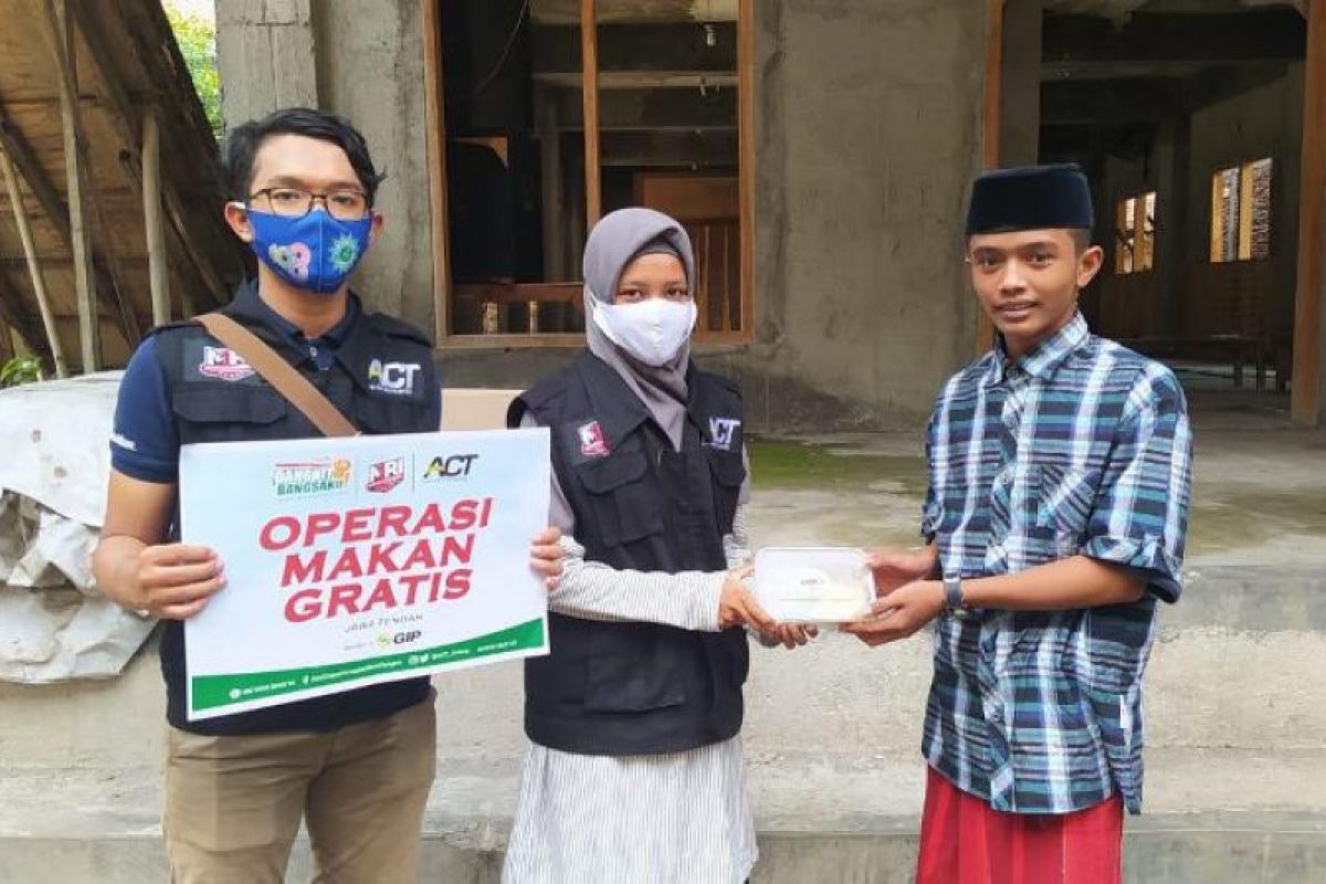 GrabFood "Yuk Berbagi" menyalurkan ratusan paket makanan