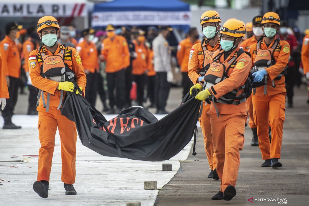 Tim SAR kembali angkut 3 kantong bagian tubuh korban pesawat SJ-182