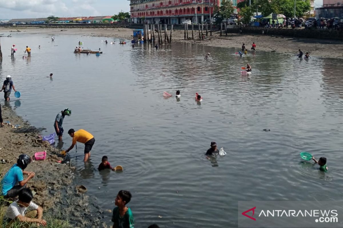 Ribuan ekor ikan muncul permukaan sungai, warga berebutan menangkapnya