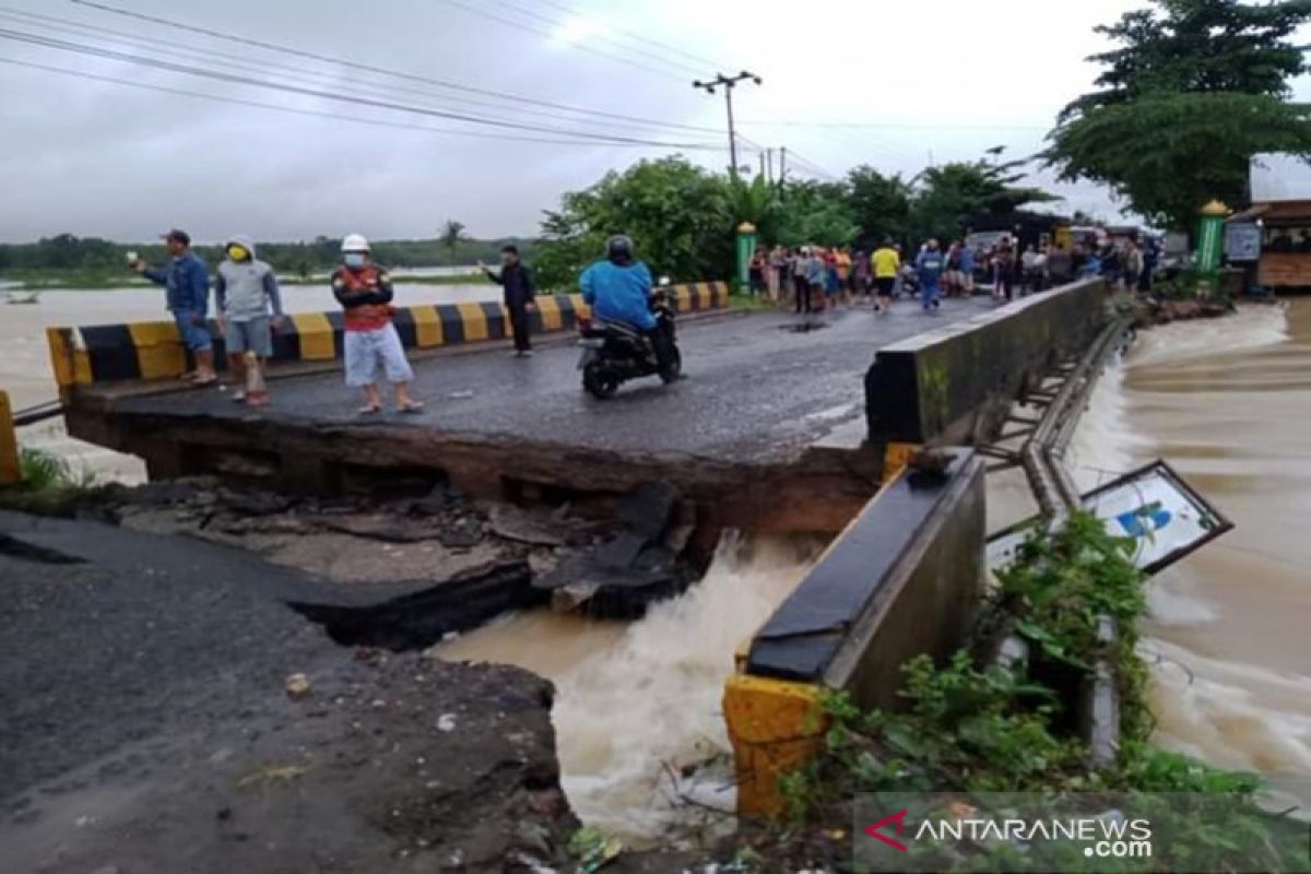 Jalur Trans Kalimantan putus, jembatan runtuh akibat banjir