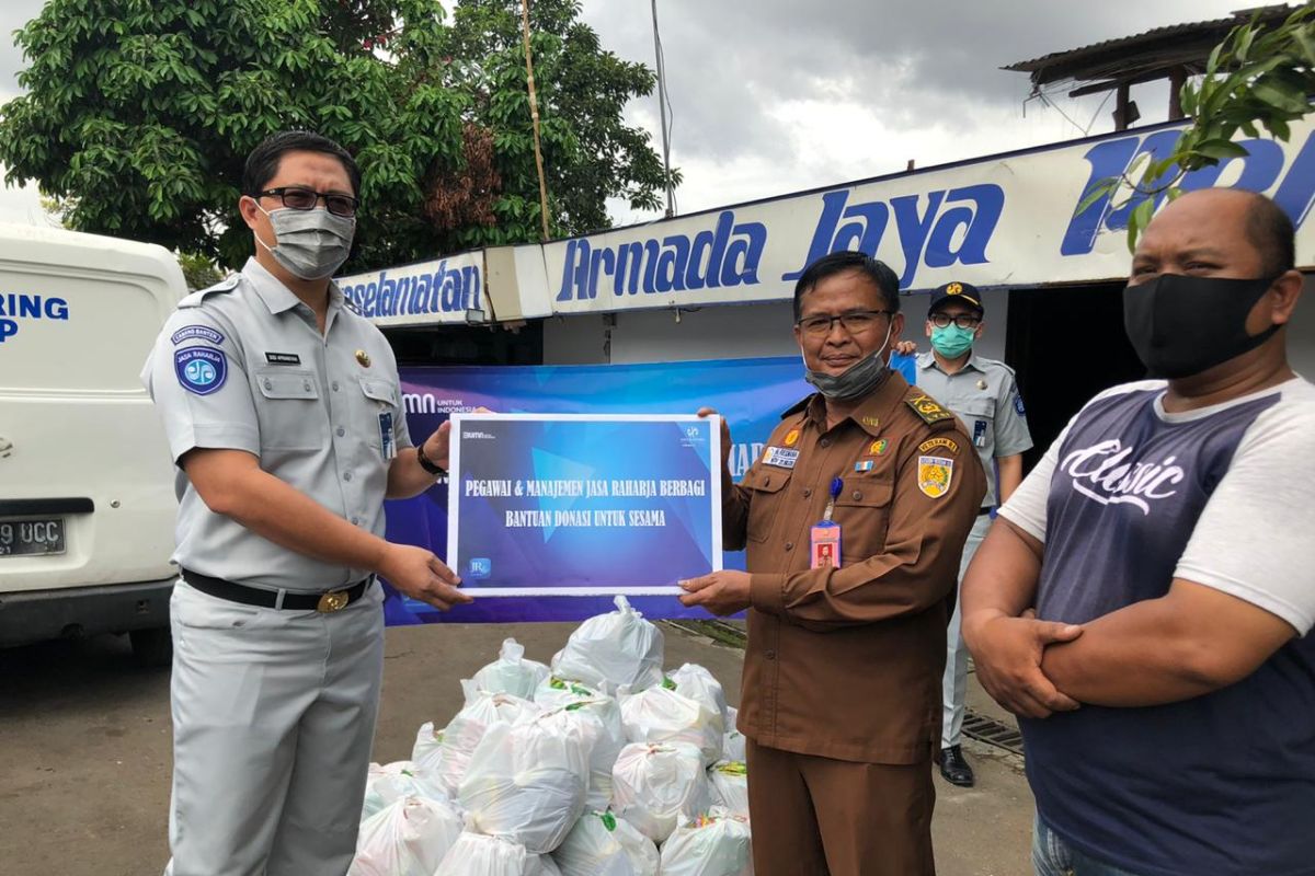 Jasa Raharja Banten Bagikan 270 Paket Sembako Bagi Warga Terdampak COVID-19