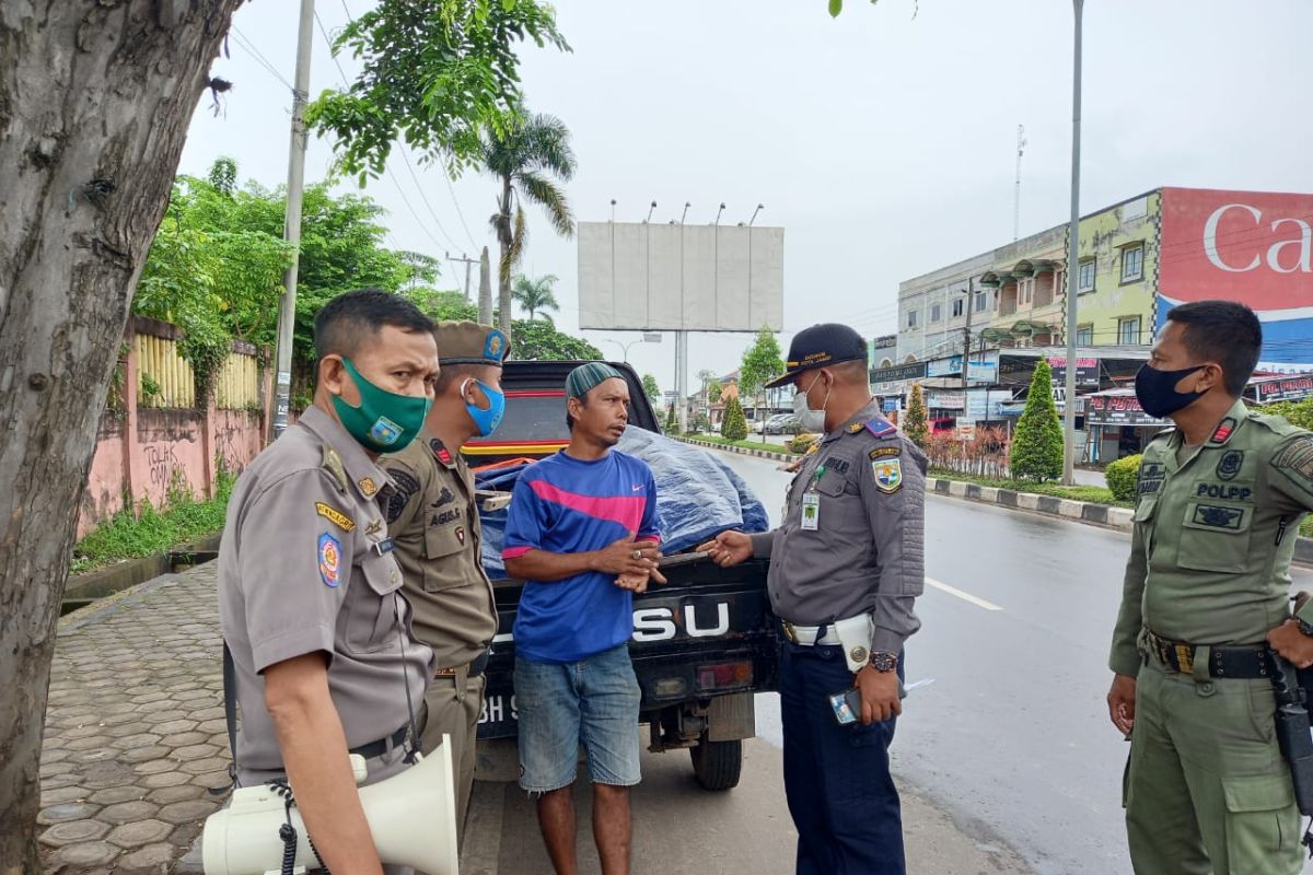 Pedagang buah bermobil pick up diusir, PKL nakal disadarkan