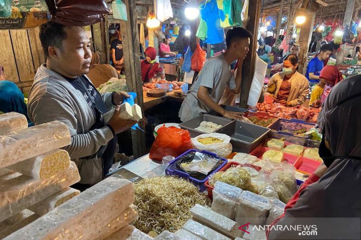 Sempat mogok, pedagang tempe di Palembang berjualan kembali