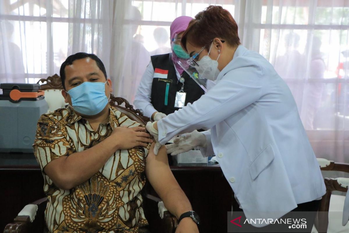 Wali Kota Tangerang Arief R. Wismansyah ikut vaksinasi COVID-19 meski sempat tertunda