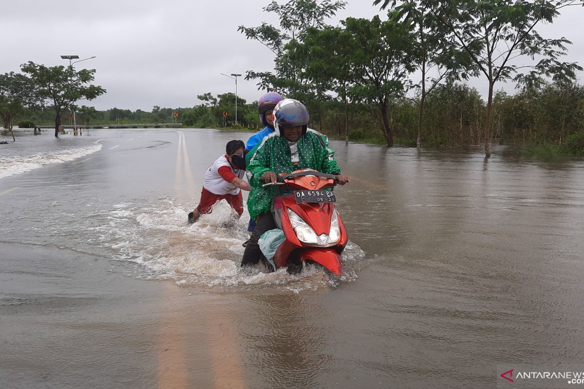 Akses jalan ke Bandara Internasional Syamsudin Noor tergenang banjir