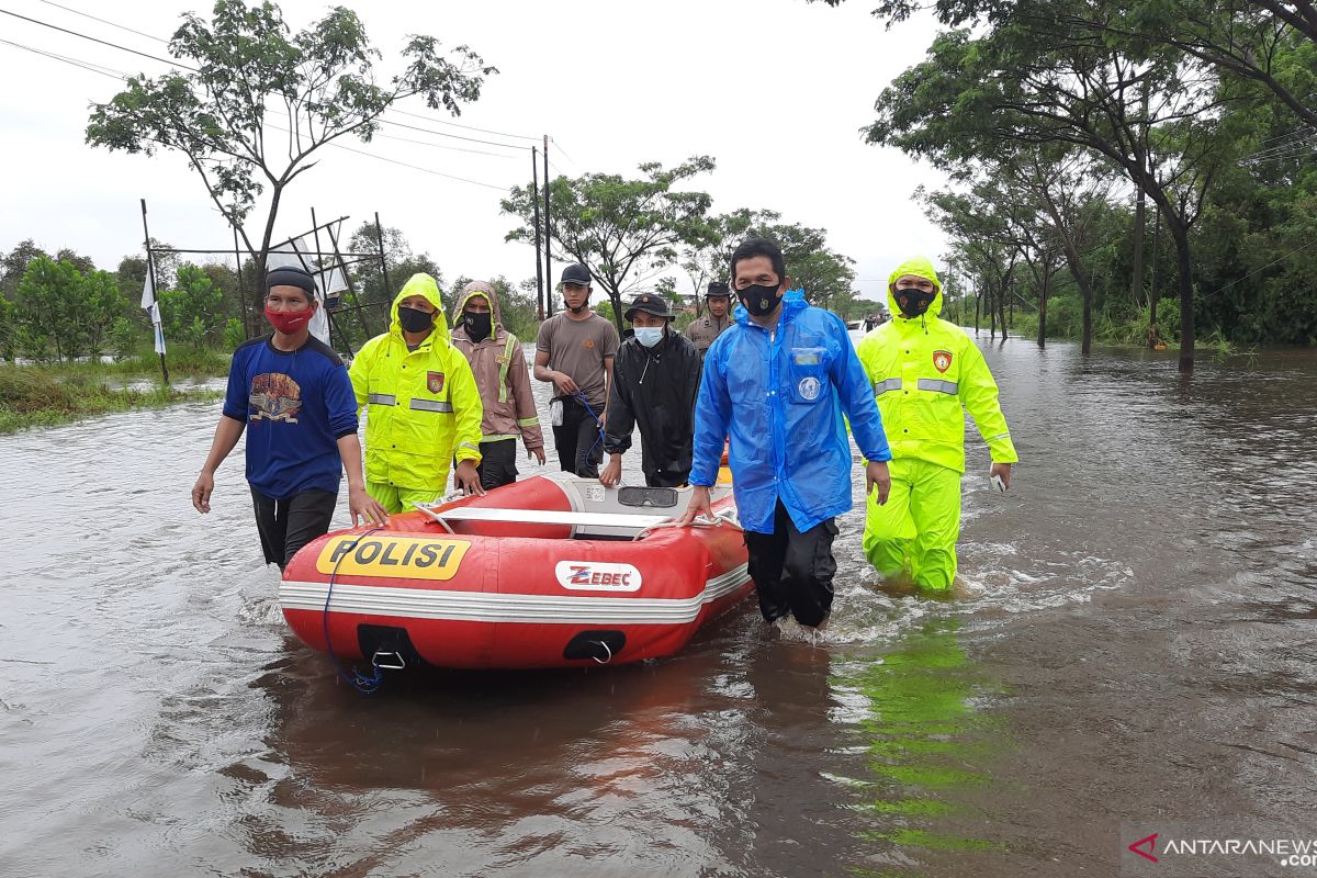 Polres Banjarbaru distribusikan bantuan bagi warga terjebak banjir