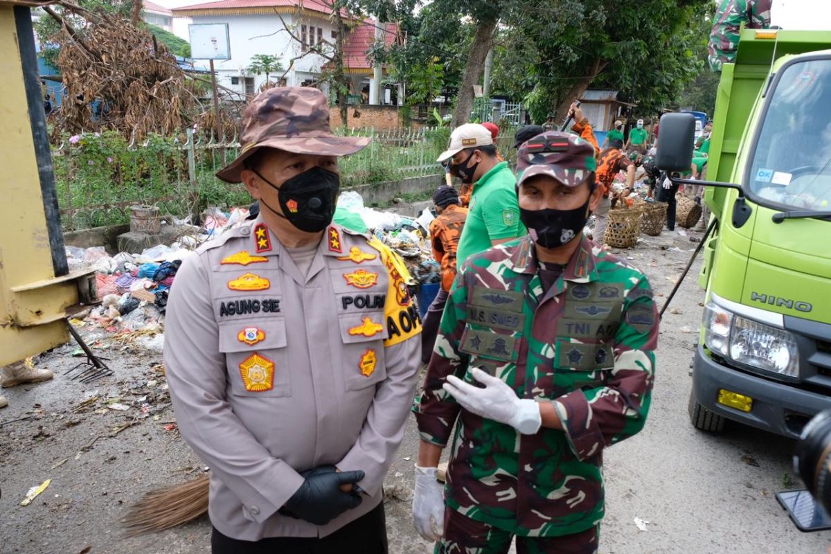 Salut, dua jenderal turun tangan bersihkan sampah di Pekanbaru