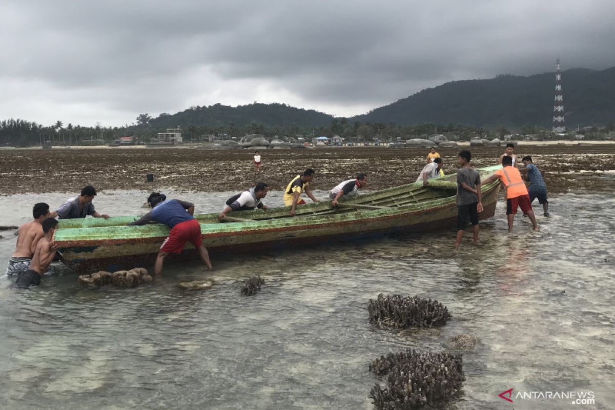 Warga Natuna temukan perahu terdampar tanpa awak