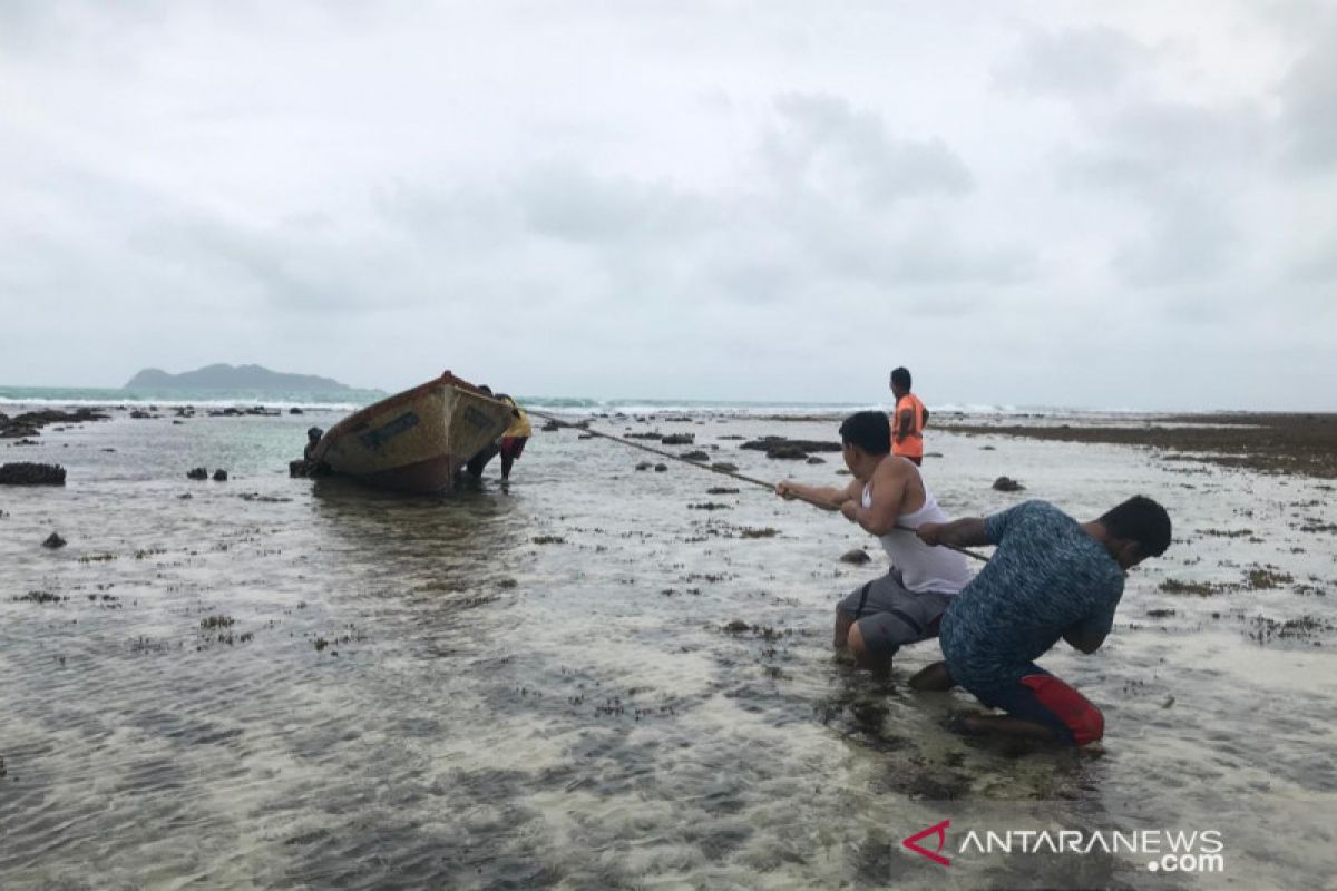 Warga selamatkan  perahu tak bertuan