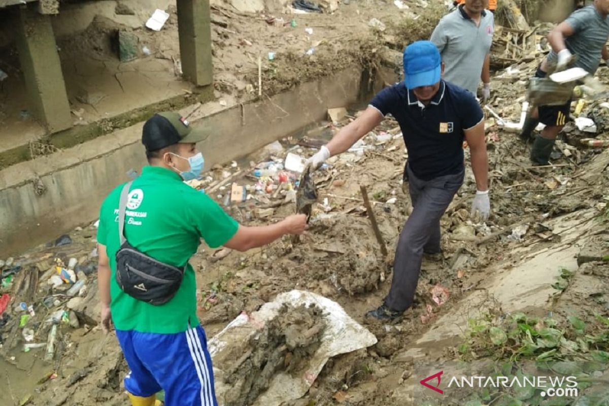 BPBD Pamekasan gerakkan anggota dan relawan bersihkan sampah di sungai