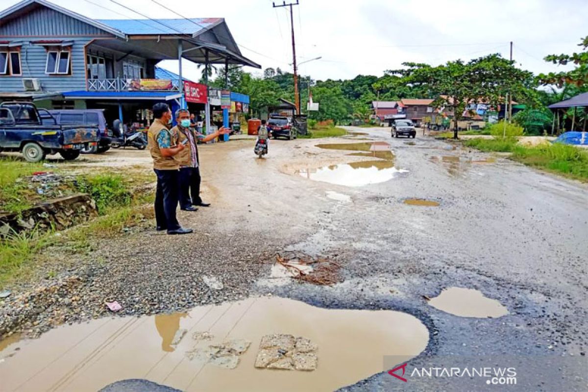 Barut cek kerusakan jalan negara menuju masuk dalam kota