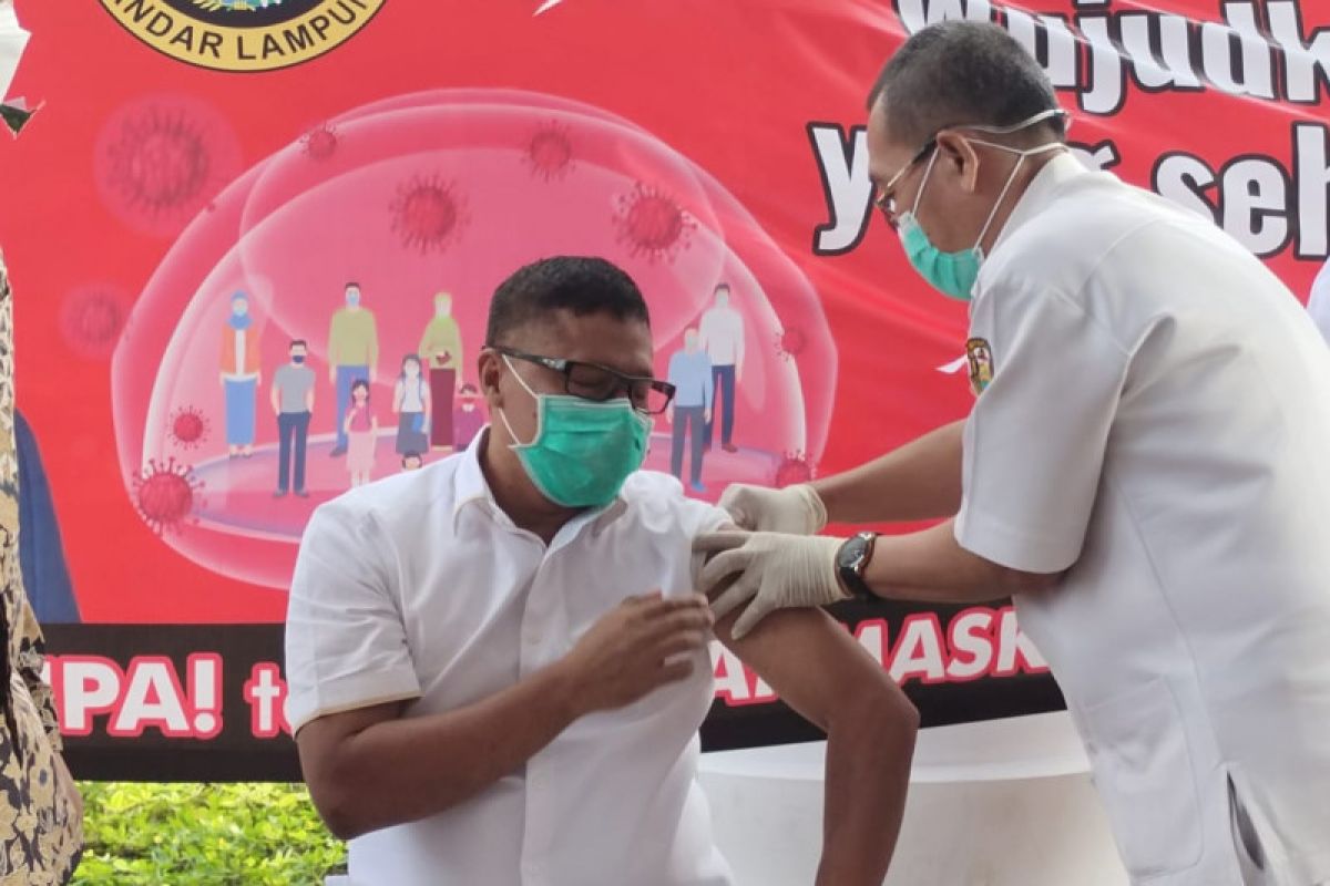 Sejumlah pejabat di Bandarlampung jalani vaksinasi pertama