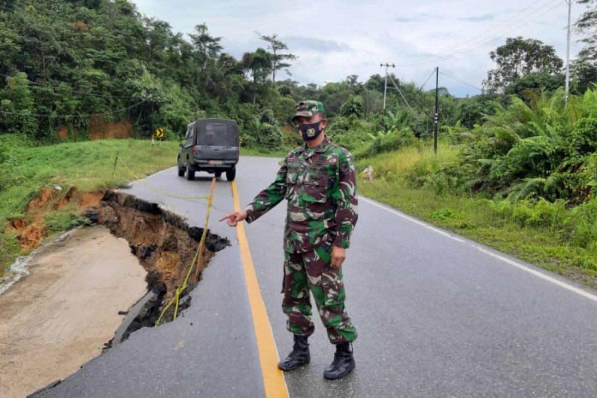 Jalan antar negara di Entikong Kalbar amblas 10 meter