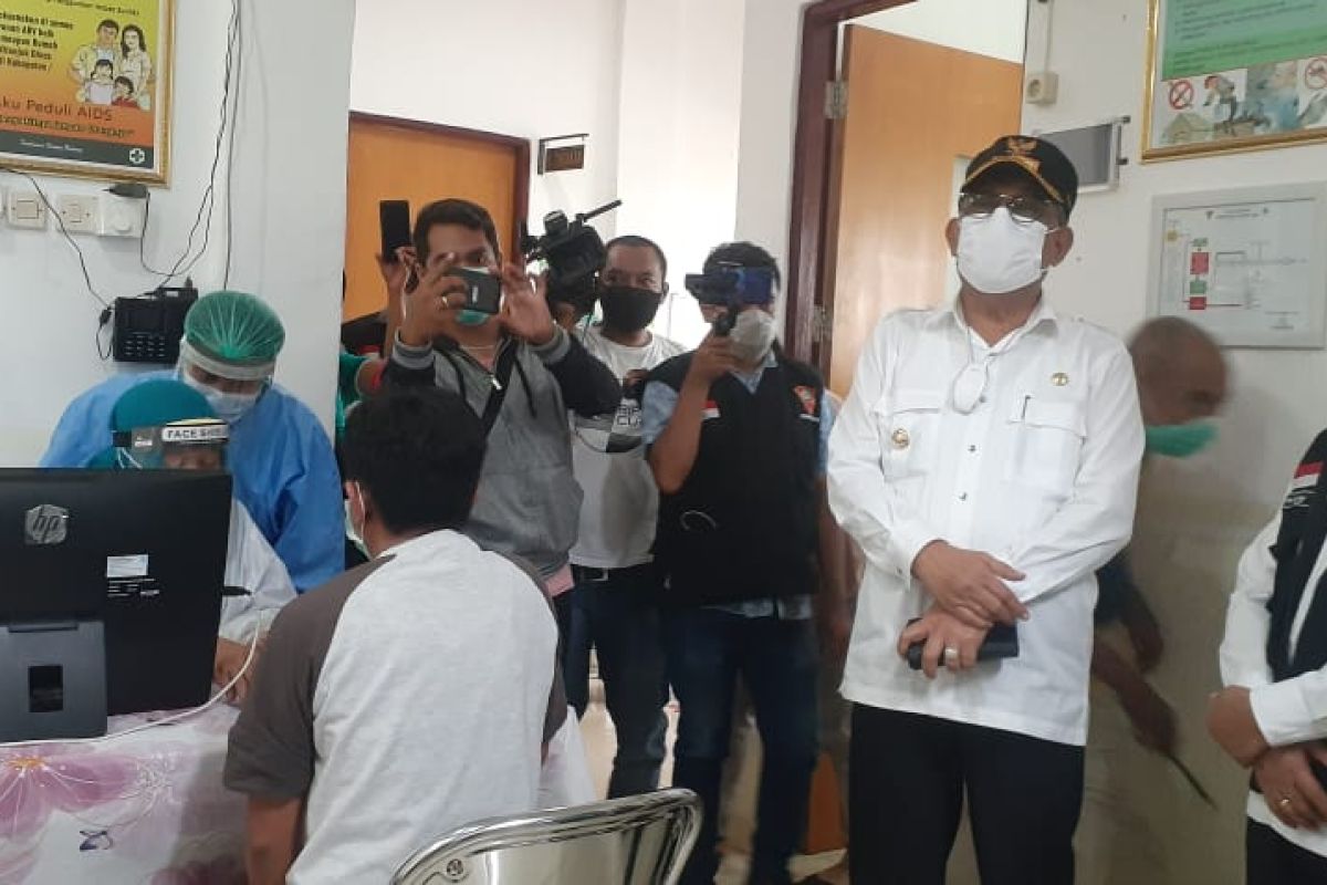 Pemkot Ambon targetkan hari pertama 320 nakes divaksin COVID-19