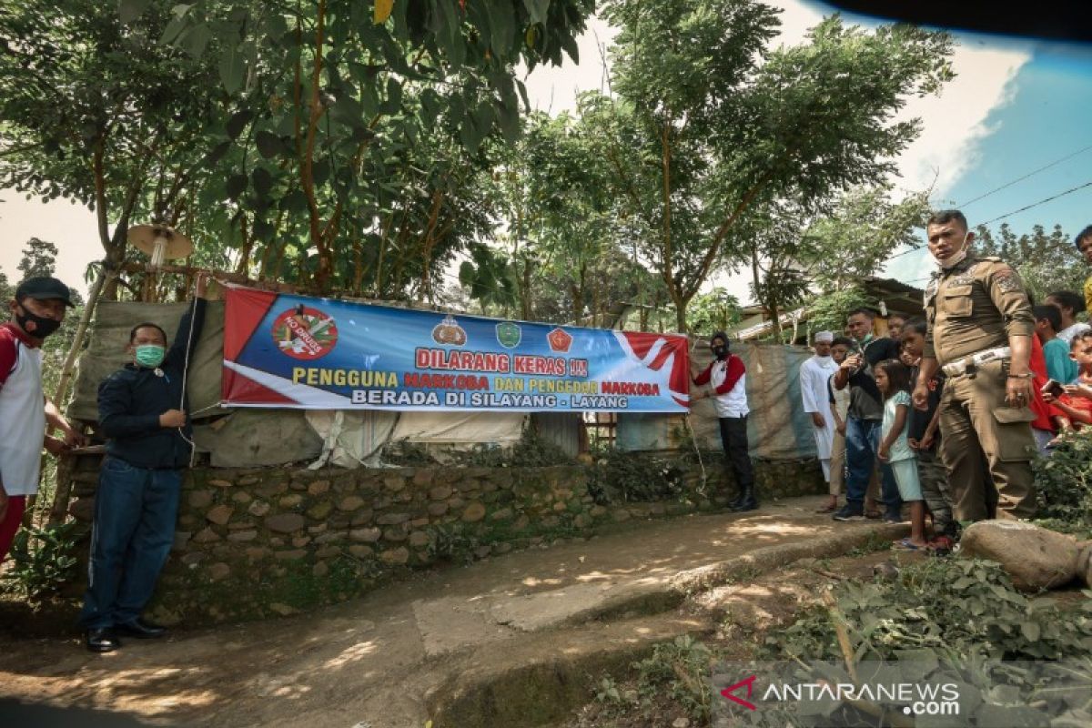 Wali Kota dan Kapolres Padangsidimpuan pasang spanduk dilarang keras peredaran narkoba