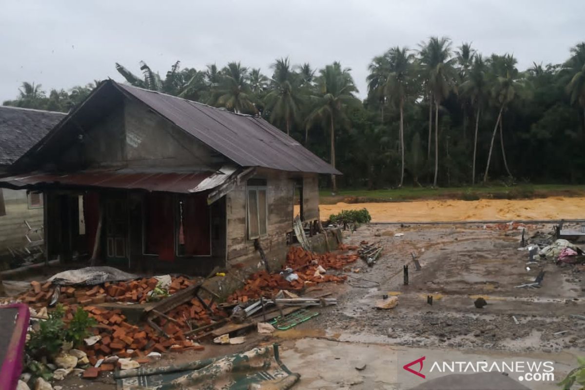 Banjir HST: Lima mayat ditemukan dan banyak rumah hancur di Desa Hantakan