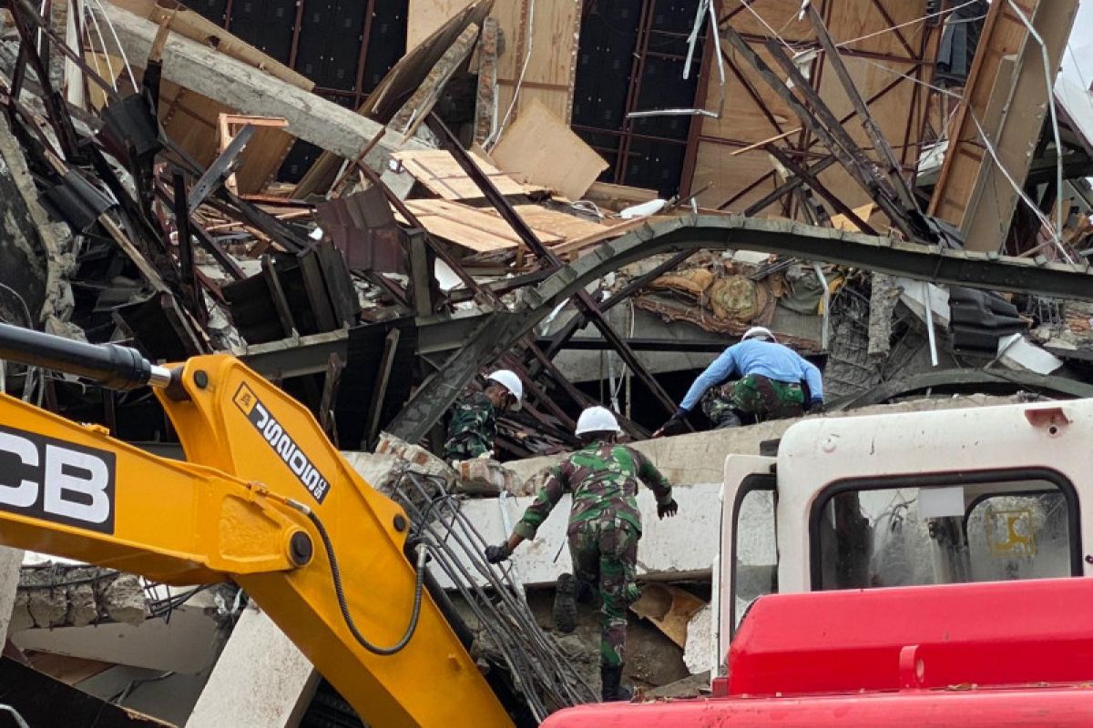 Personel TNI mulai bersihkan reruntuhan gedung akibat gempa