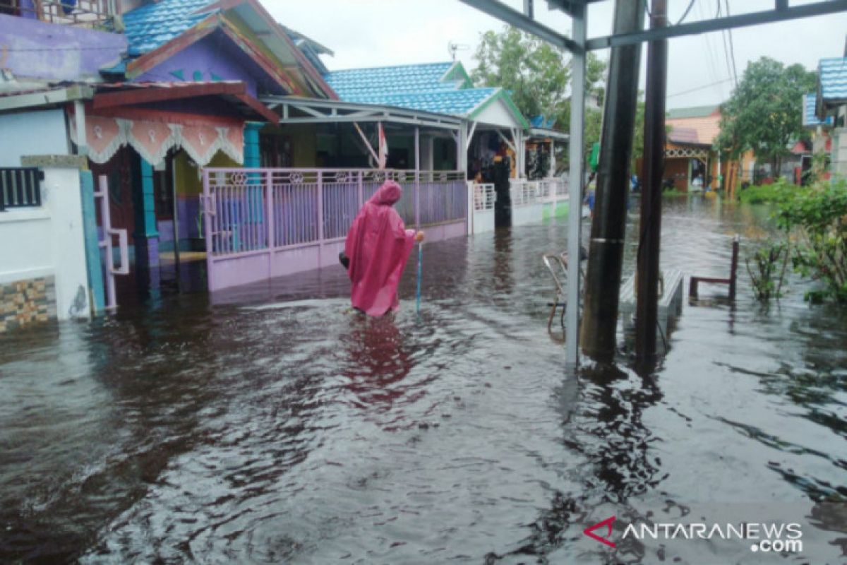 Banjir Banjarmasin meninggi, warga mulai mengungsi