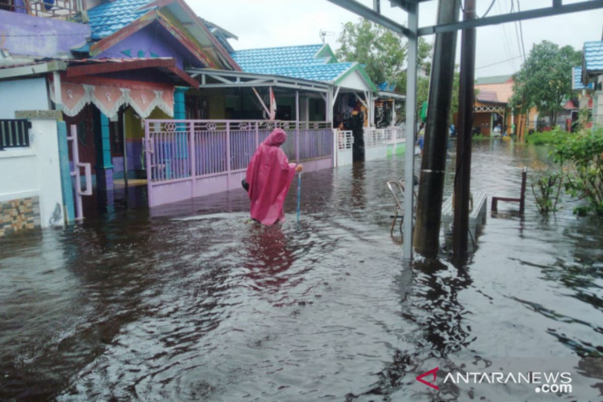 Banjir di Banjarmasin semakin tinggi, sebagian warga mulai mengungsi