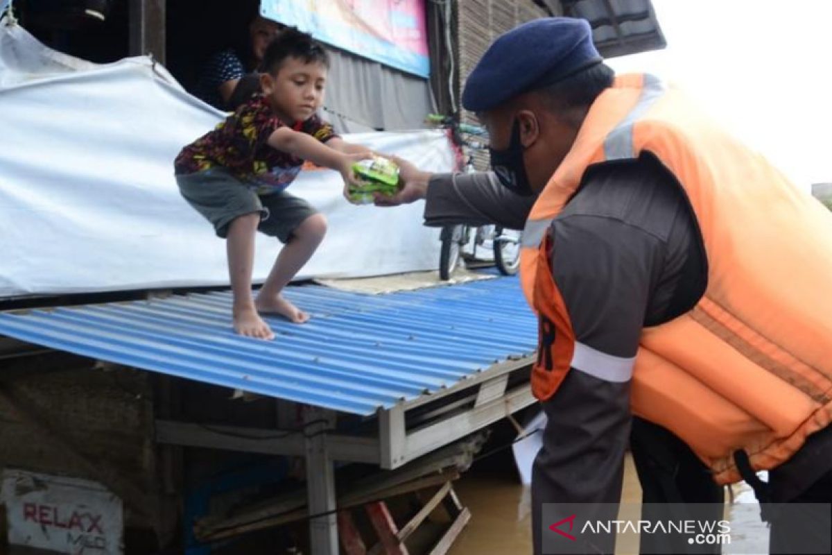 Sat Brimob Polda Kalsel bantu evakuasi warga korban banjir