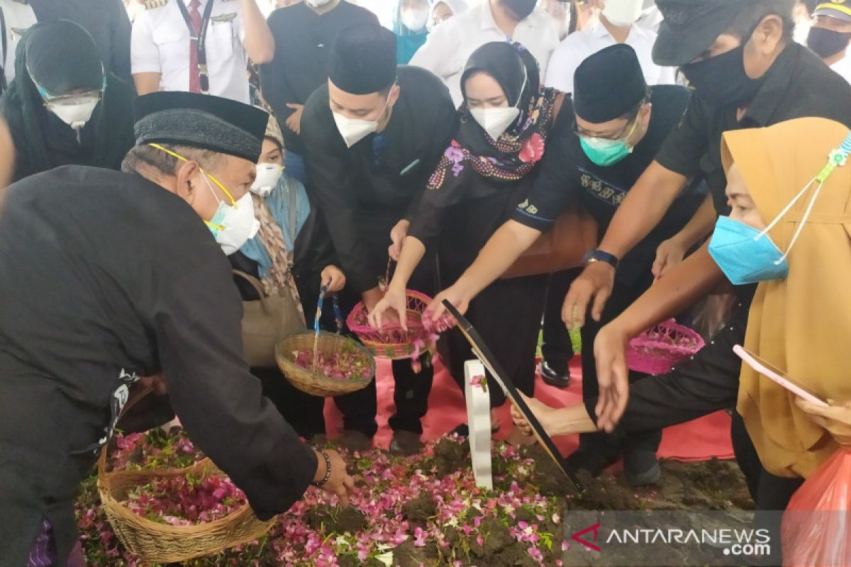 Keluarga apresiasi semua pihak atas kelancaran pemakaman Fadly Satrianto