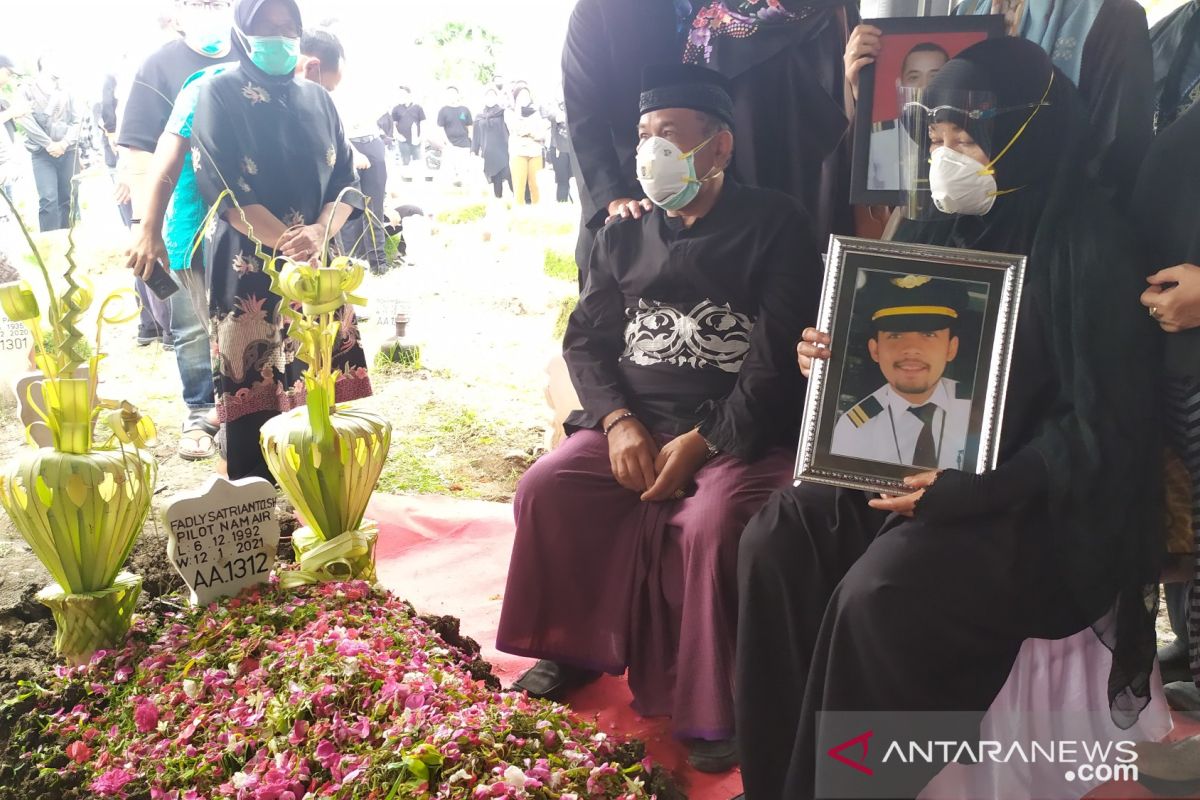 Suasana haru warnai pemakaman co-pilot Fadly Satrianto di TPU Keputih