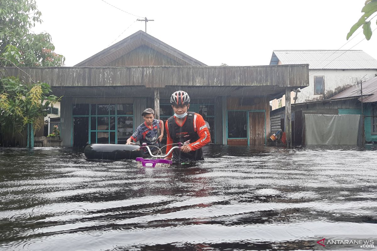 Gambut Sub-district surrounded by flood