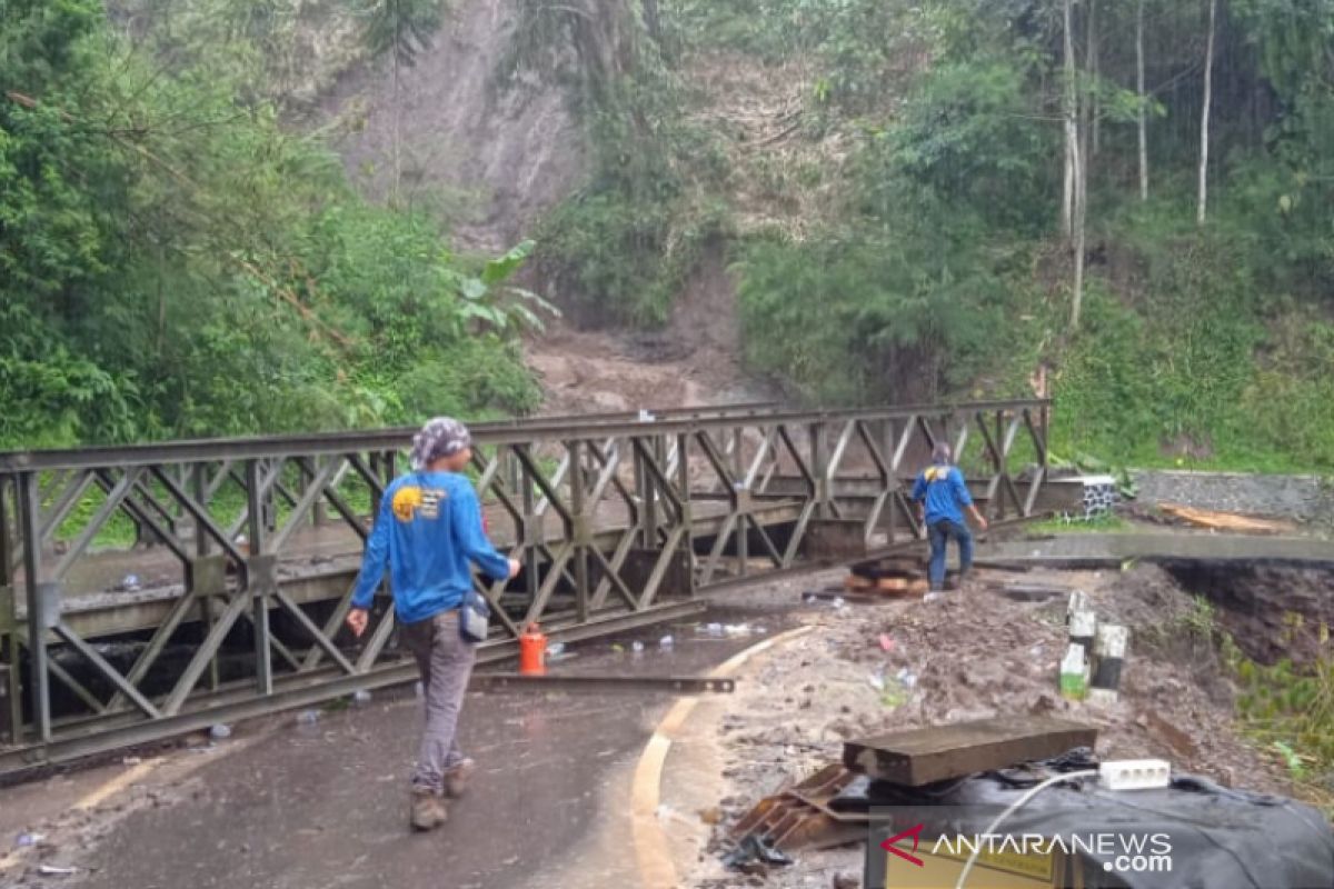 Jalur selatan Garut-Bandung masih berbahaya dilewati kendaraan