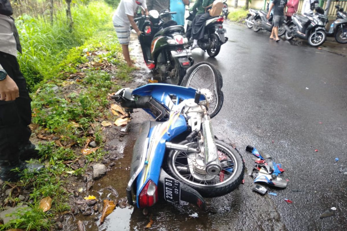 Dua sepeda motor di Pringgarata Lombok Tengah "adu banteng", diantaranya ditumpangi ABG