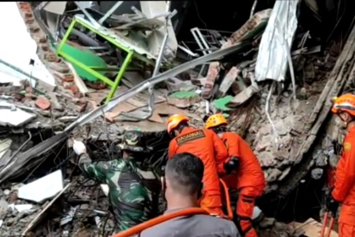 Bazarnas Mamuju berusaha evakuasi dua korban gempa yang masih terjebak