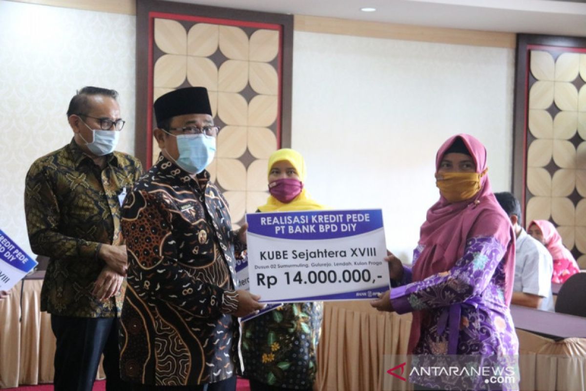 Pemkab Kulon Progo menyerahkan bantuan modal usaha