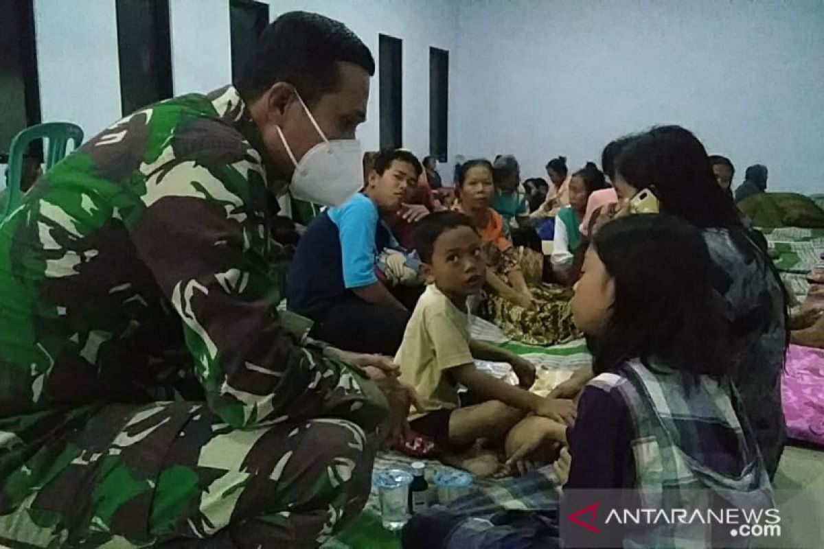 Ratusan warga mengungsi akibat banjir di dua kecamatan di Jember