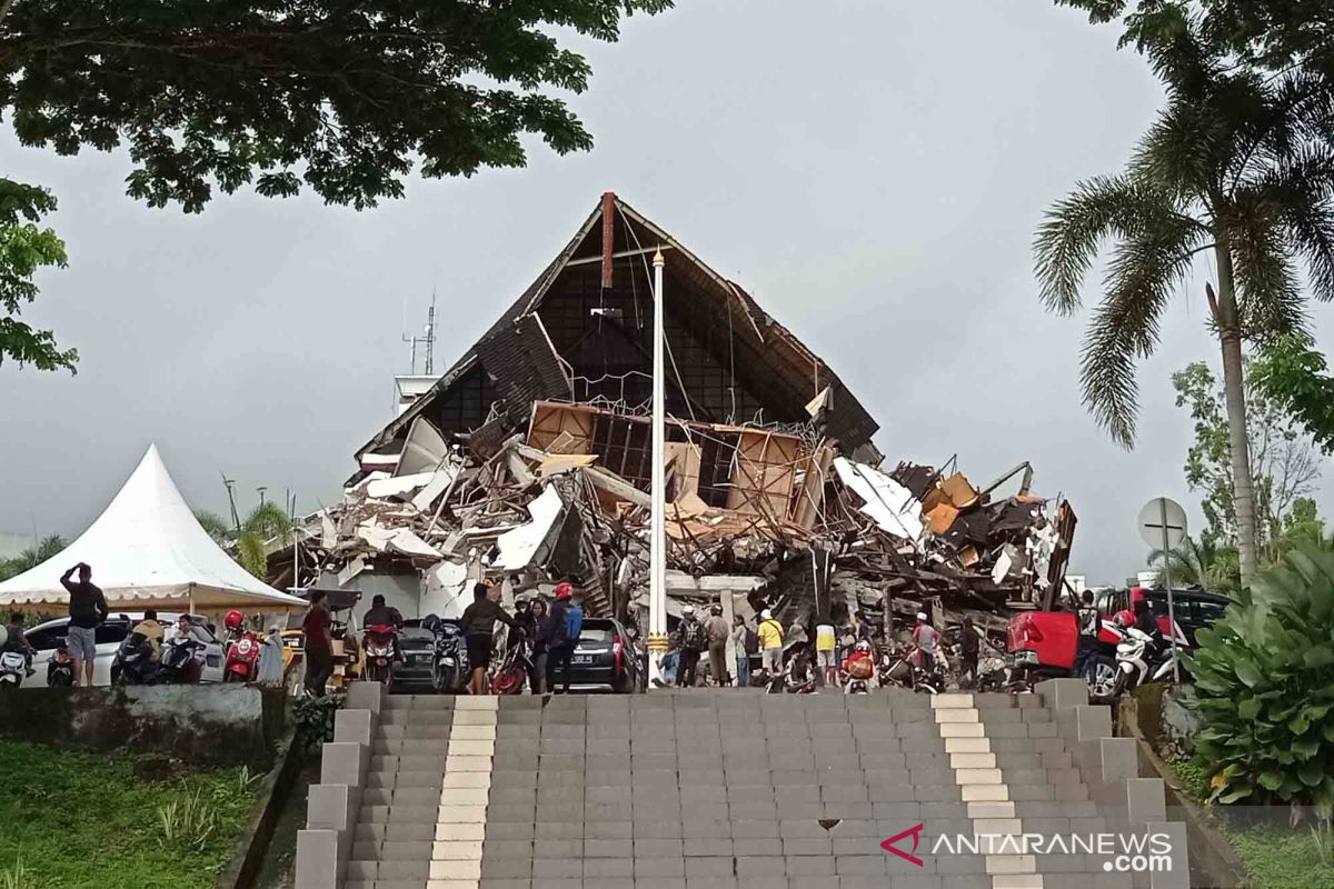 Sejumlah korban terjebak di reruntuhan Gedung Kantor Gubernur Sulbar