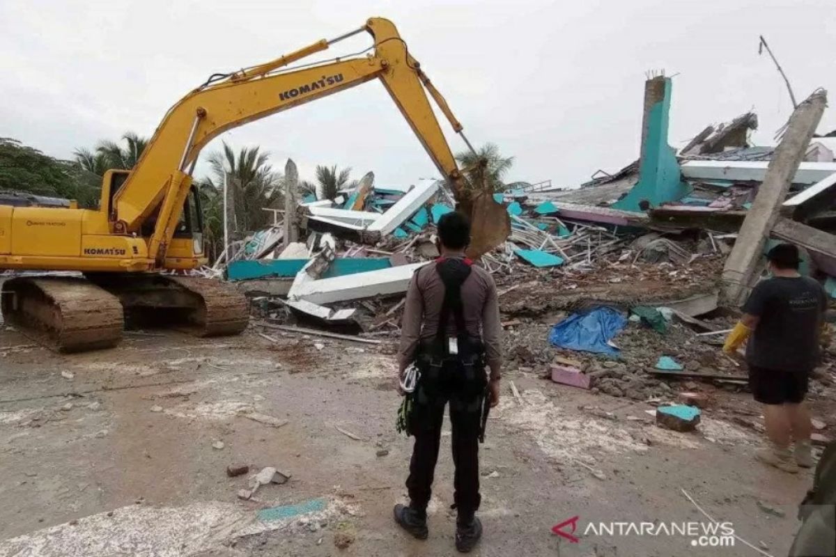 Goncangan gempa 6,2 SR robohkan Kantor Gubernur Sulbar