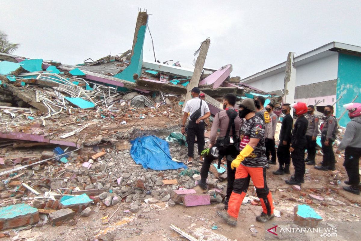 Anjing pelacak dikerahkan untuk membantu pencarian korban gempa di Mamuju