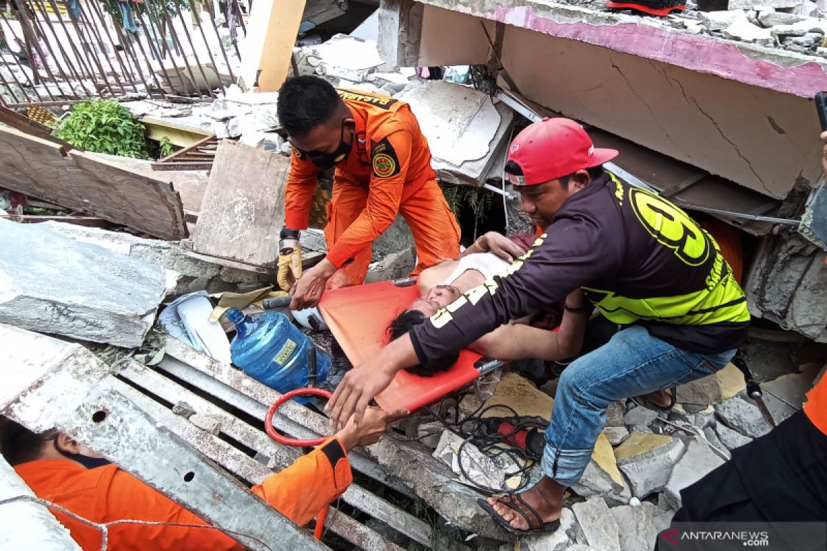 Hingga pukul 14.00 WIB, sebanyak 34 orang meninggal akibat gempa Sulbar