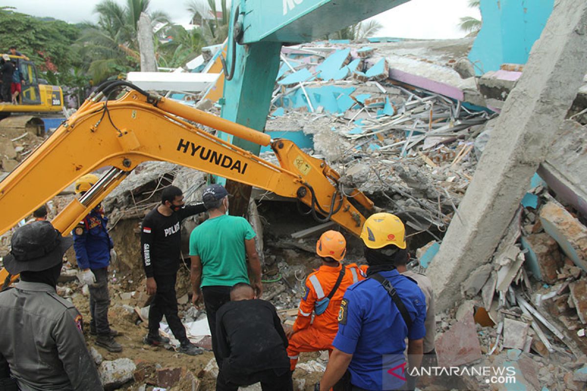 Banyak korban terhimpit runtuhan bangunan, Sulbar butuh bantuan cepat