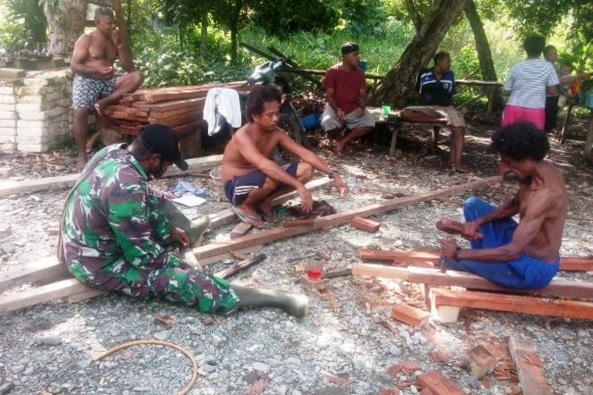 Babinsa Koramil Yapsel bantu rehab rumah warna binaan