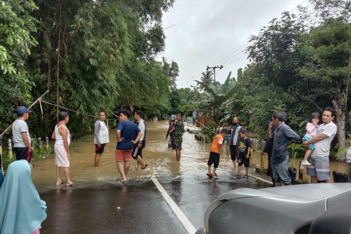 Air sungai Paringin meluap genangi jalan dan rumah warga