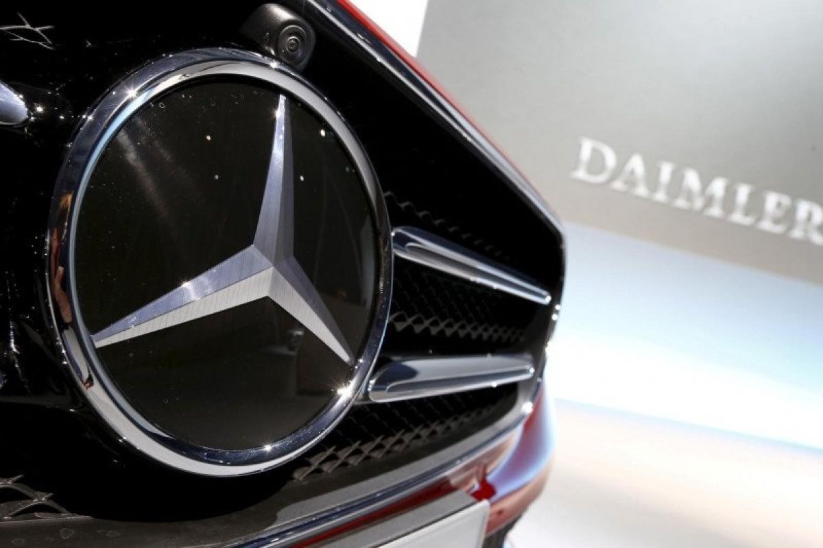 Daimler susul VW pangkas produksi karena krisis bahan semikonduktor