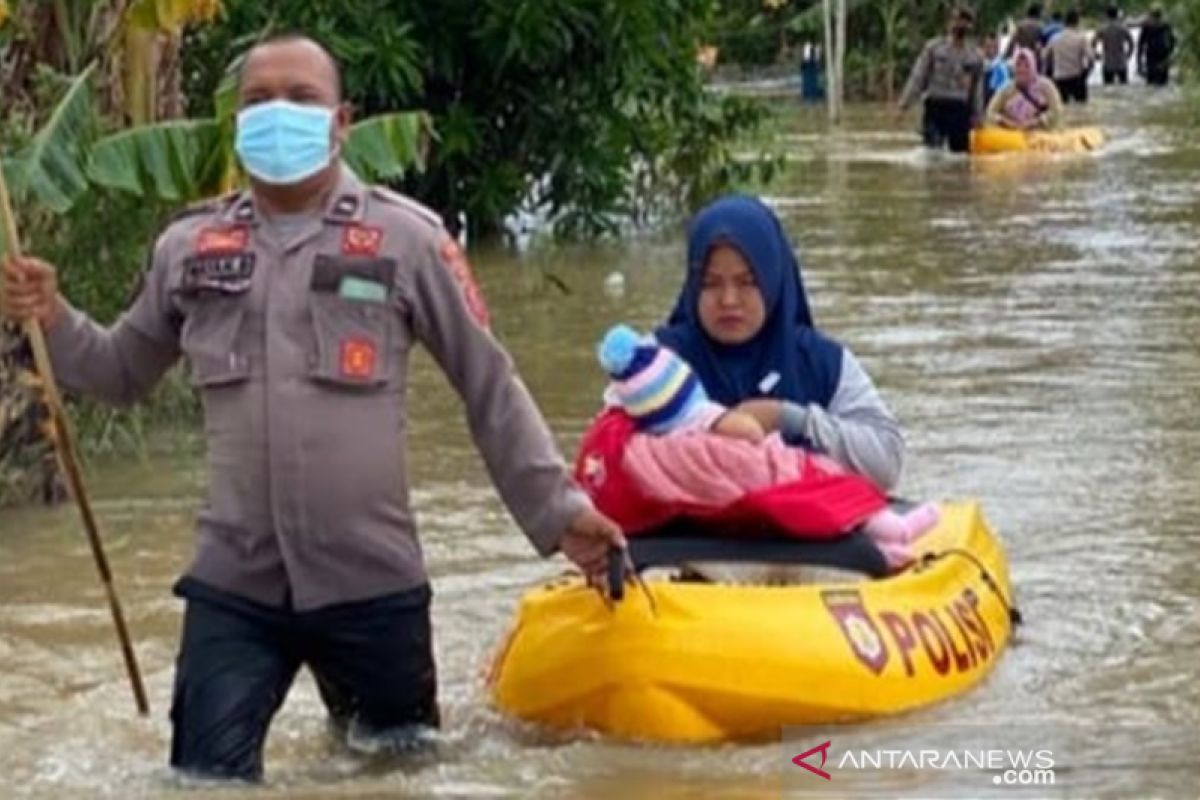 Petugas mengutamakan evakuasi anak-anak, ibu hamil dan lansia